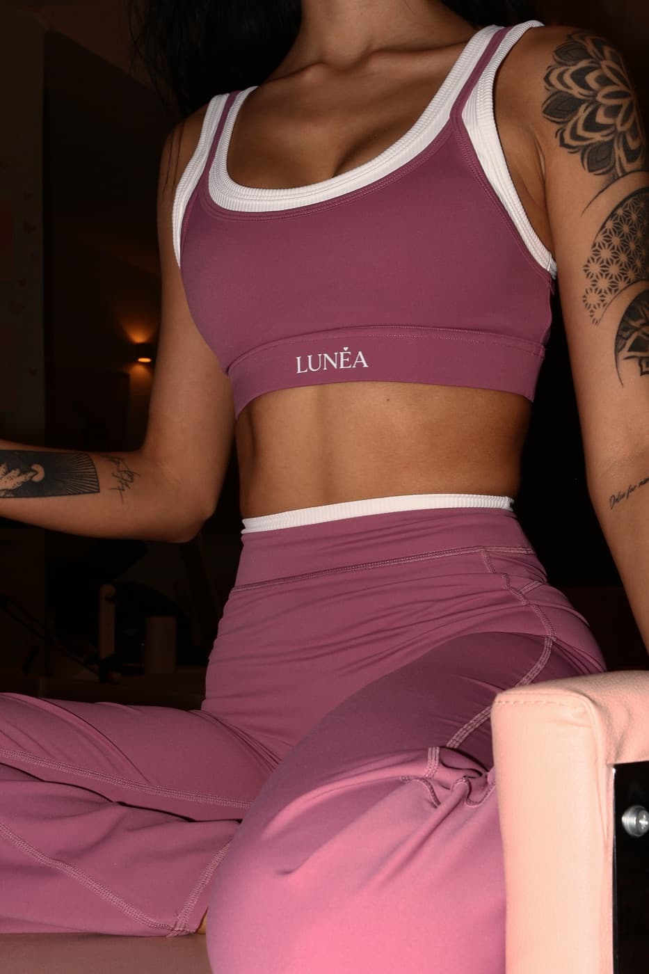 Compleu sport cu pantaloni evazați și bordură — Zmeură
